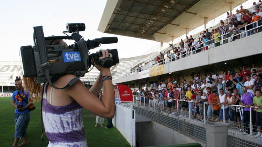 Una cámara de televisión sobre el césped del estadio Cartagonova