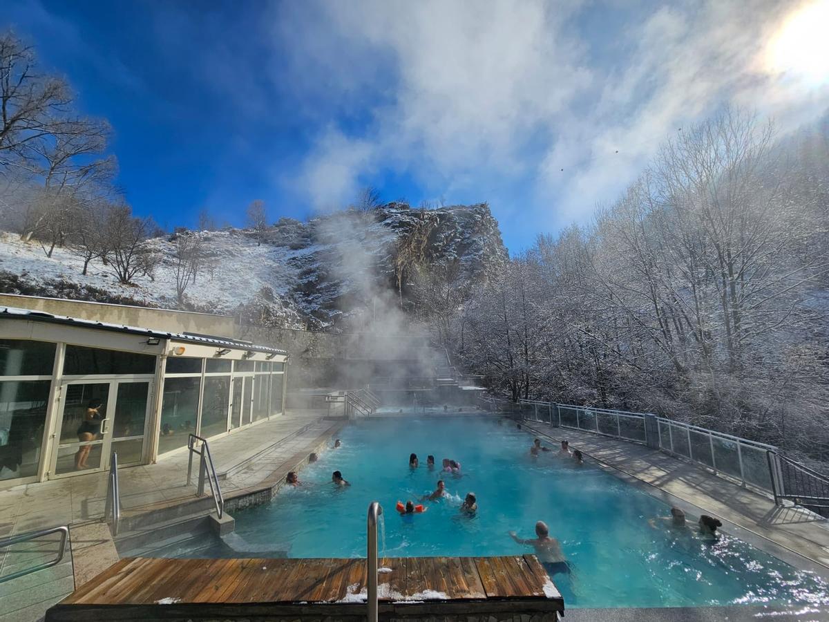 Les piscines exteriors dels populars banys de Llo