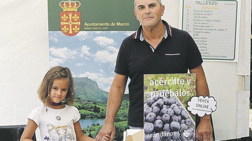 El alcalde, Maximino García, junto con su sobrina Amaya Álvarez.