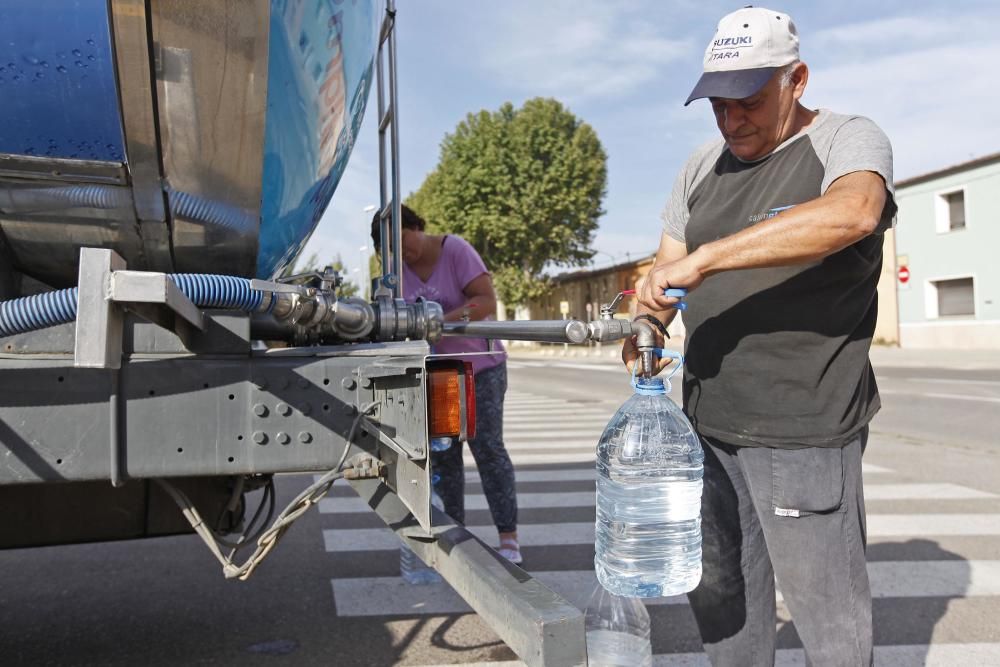 La Bisbal comença a repartir aigua potable amb un camió cisterna