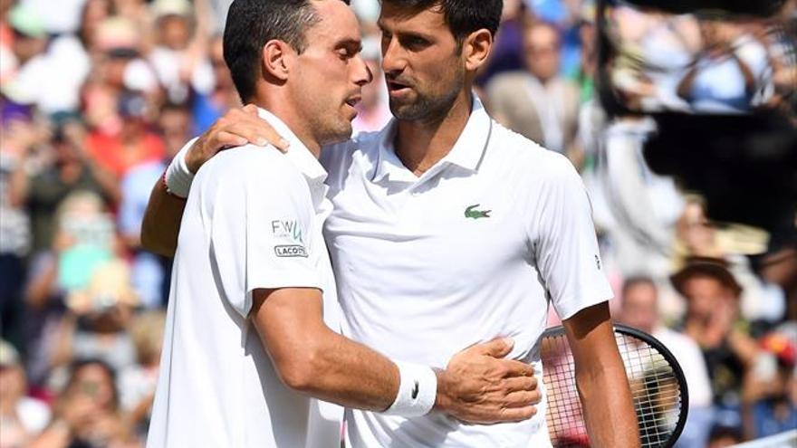 Federer y Djokovic frustran a Nadal y Bautista en espectaculares batallas