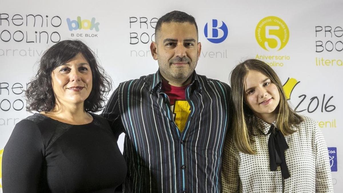 Los ganadores de los premios Boolino: de izquierda a derecha, Eva Moreno, Canizales y Rebeca Álvarez.