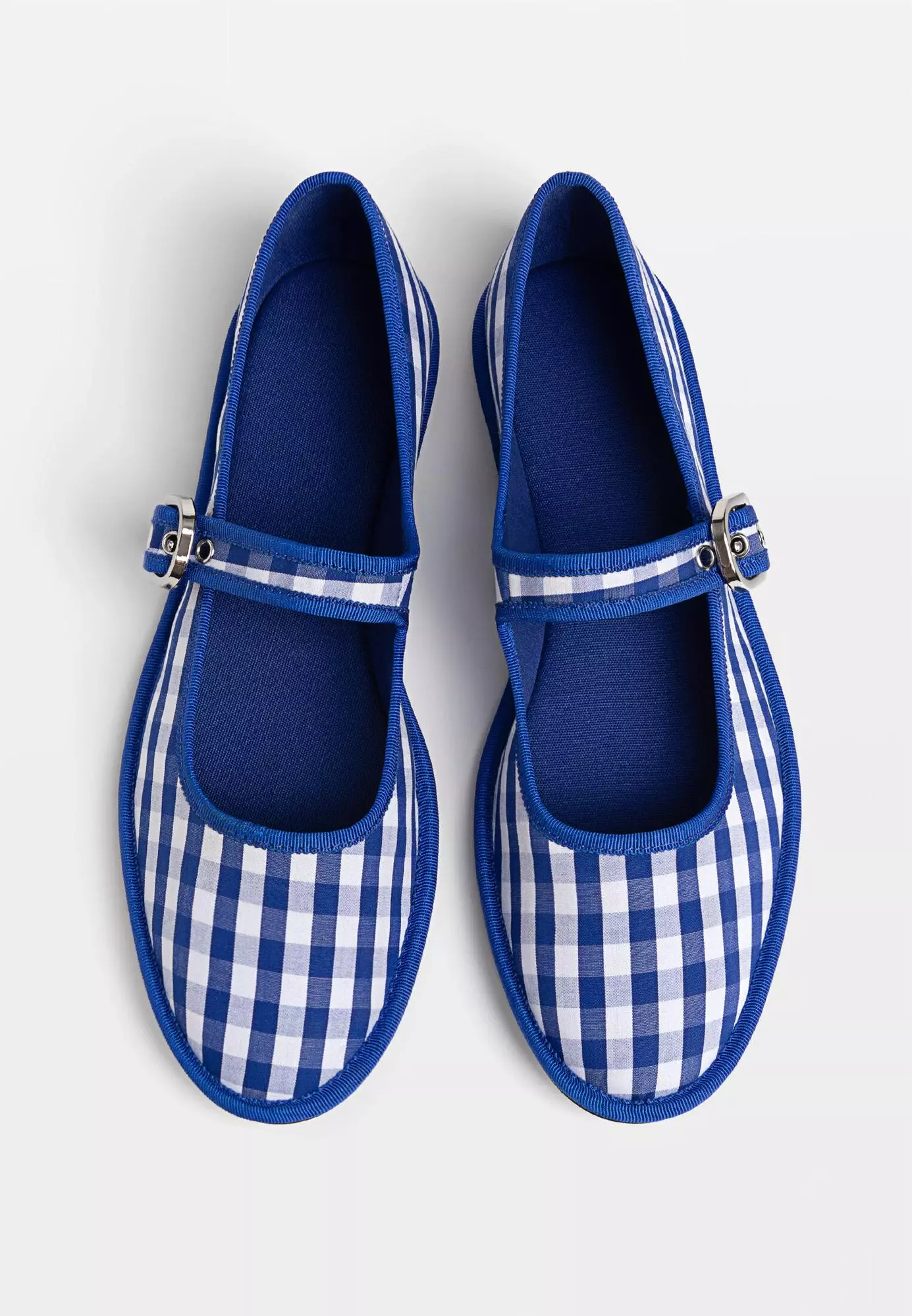 ¡Enamorada total! Las merceditas de Stradivarius que te robarán el corazón 8 Moncloa Un encanto naíf en azul klein y cuadros vichy