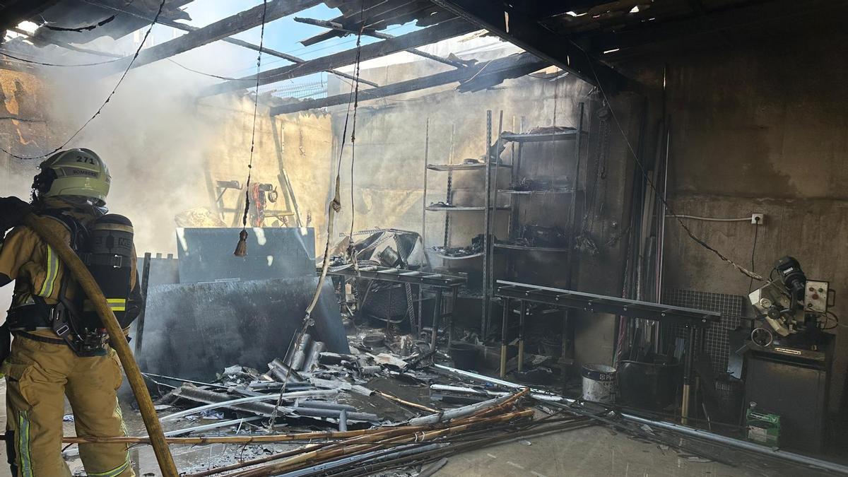 Un violento incendio destruye un garaje en El Amanecer,