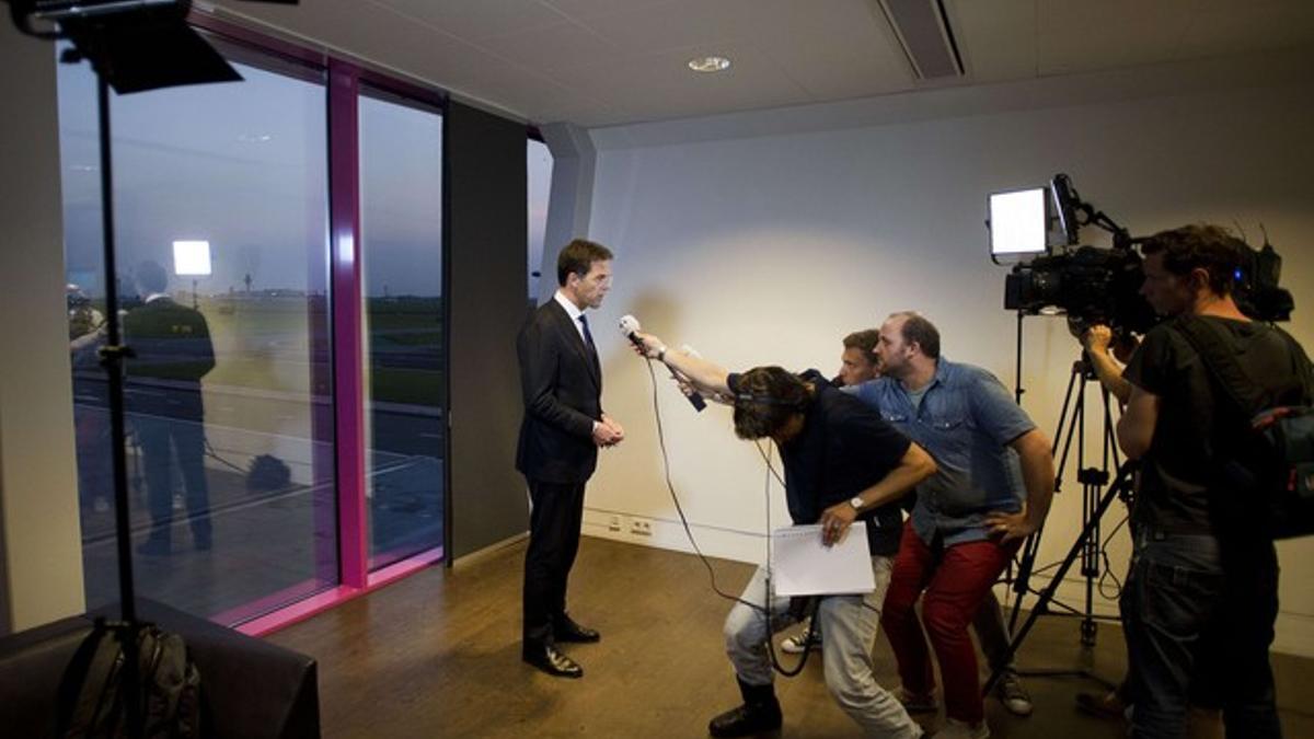 El primer ministro holandés, Mark Rutte, informa en el aeropuerto de Schiphol a los periodistas sobre el accidente aéreo en Ucrania.