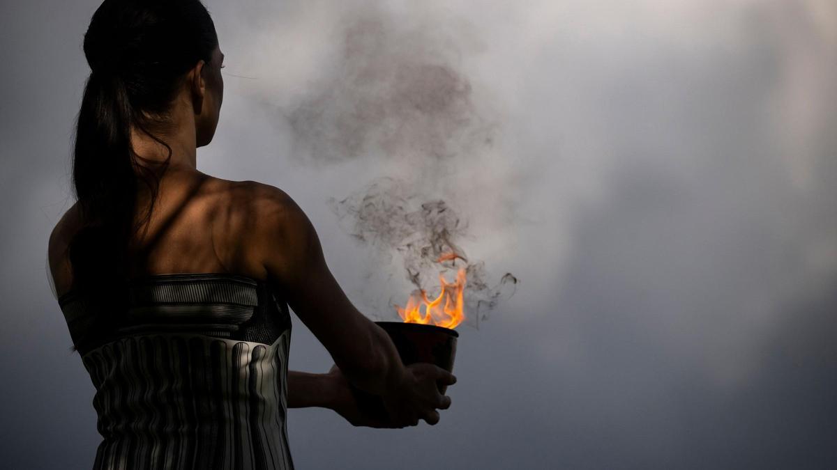La actriz Mary Mina, con la llama olímpica.