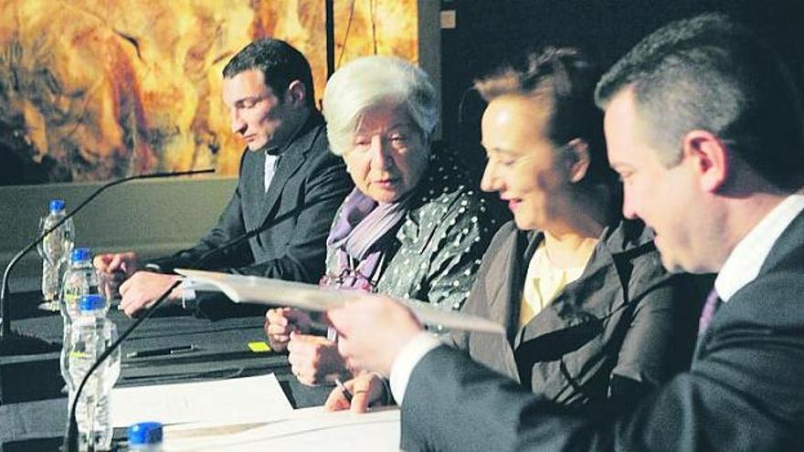 Por la izquierda, Alejandro Fortea, María Jesús Molina, Mercedes Álvarez y Rogelio Fortea, durante la firma del convenio.