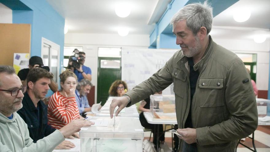El candidato de Coalición Canaria a la Presidencia del Gobierno, Fernnando Clavijo, vota en el IES Cabrera Pinto de La Laguna