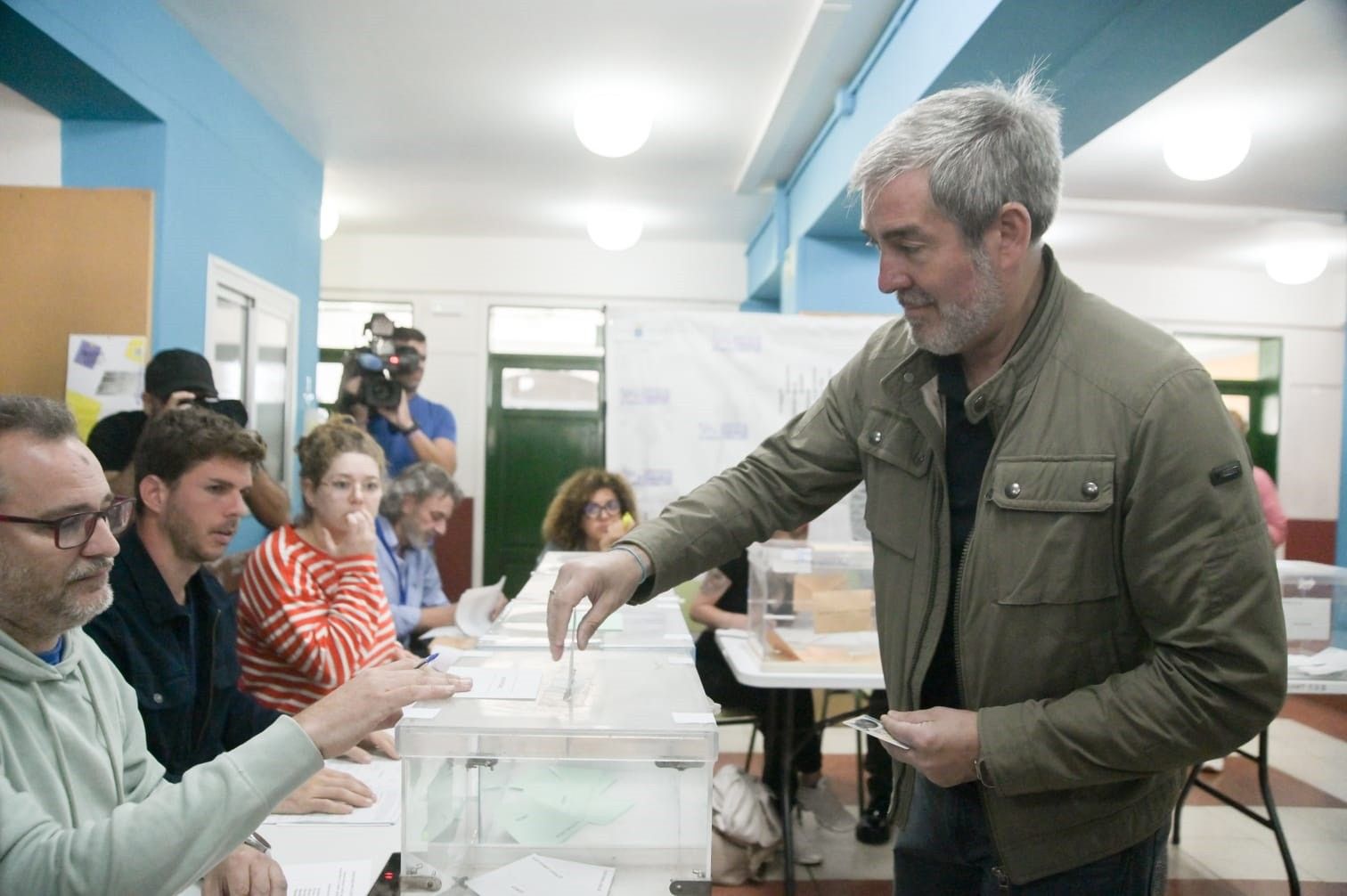 El candidato de Coalición Canaria a la Presidencia del Gobierno, Fernnando Clavijo, vota en el IES Cabrera Pinto de La Laguna
