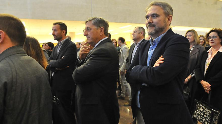 El nuevo rector de la UMH, el catedrático Juanjo Ruiz, junto a su antecesor, Jesús Pastor, y, al fondo, el alcalde Carlos González.