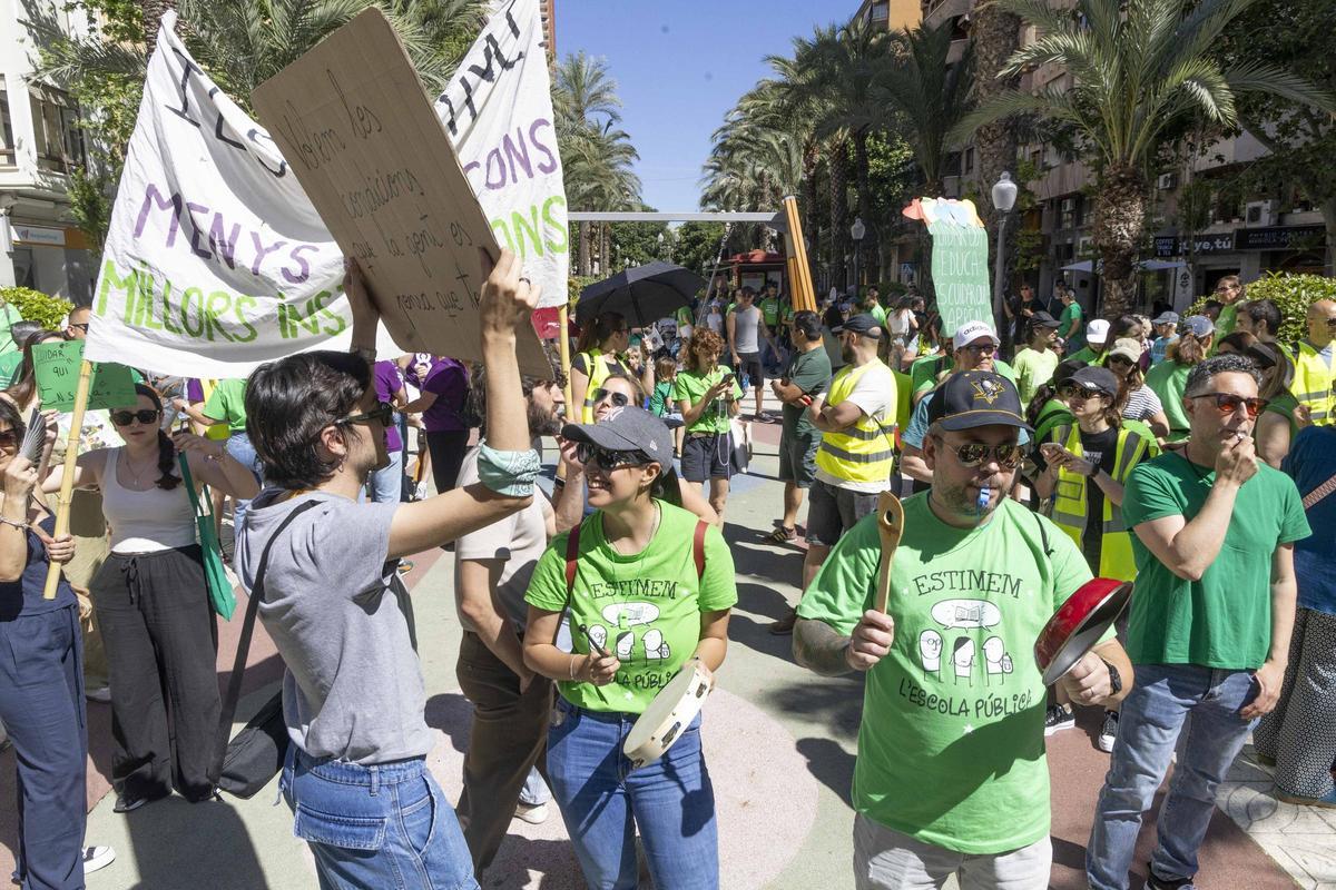 Noveno día de huelga de profesores: la lucha docente sigue viva en Alicante Noveno día de huelga de profesores: la lucha docente sigue viva en Alicante