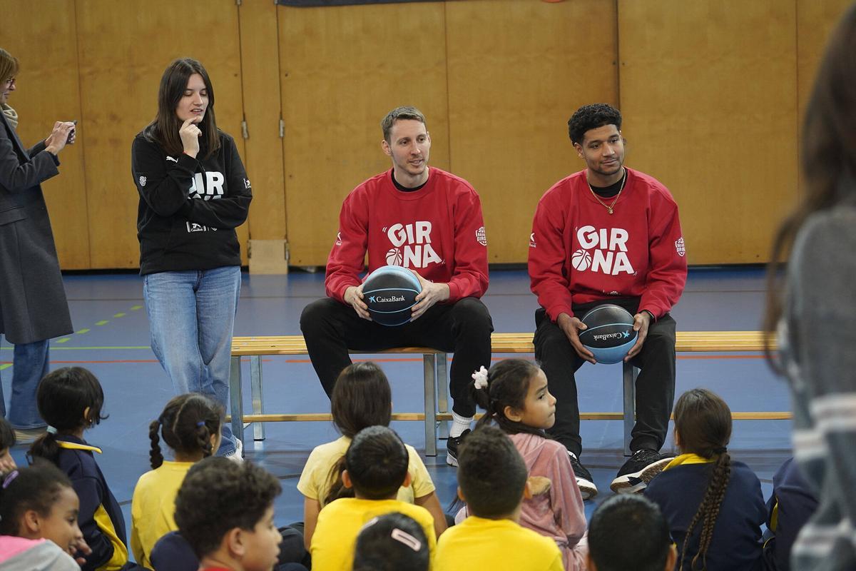 Girona pavello santa eugènia alumnes Escola Santa Eugènia de Girona trobada amb jugadors del Bàsquet Girona