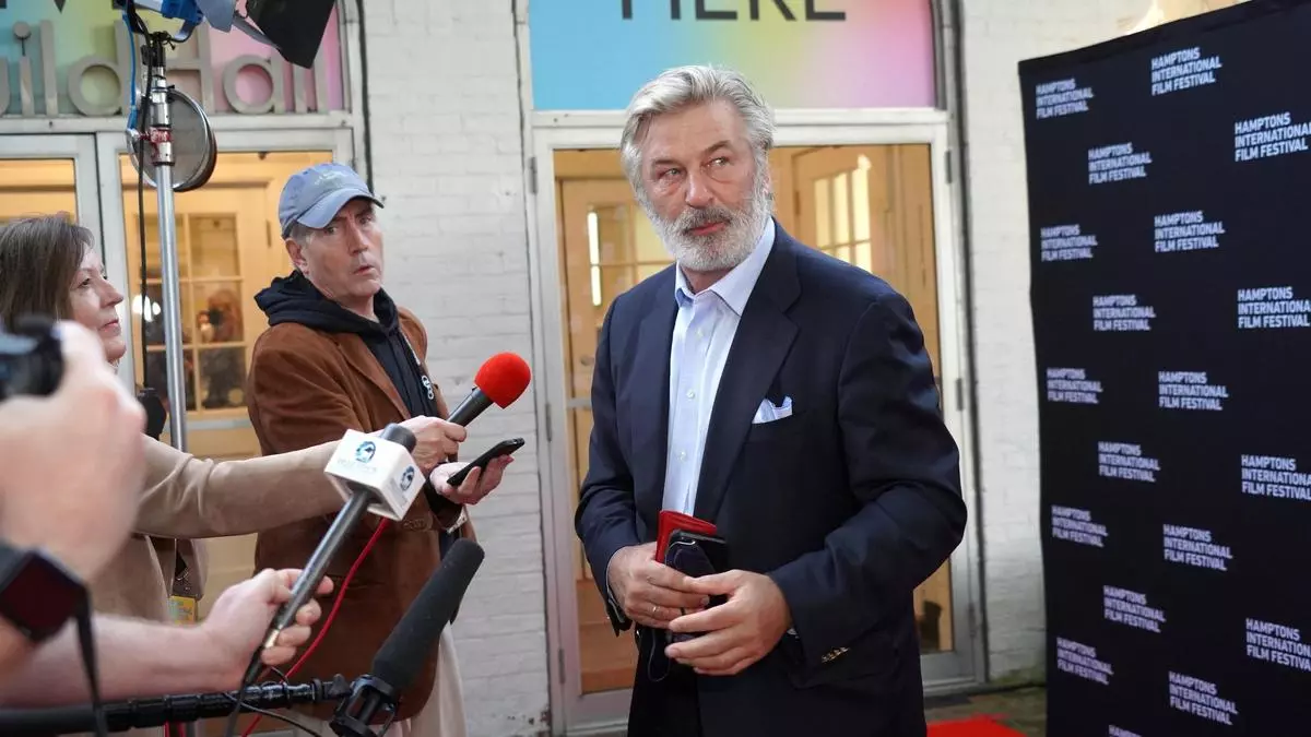 Alec Baldwin será imputado por homicidio involuntario por la muerte de Hatchins en 'Rust'