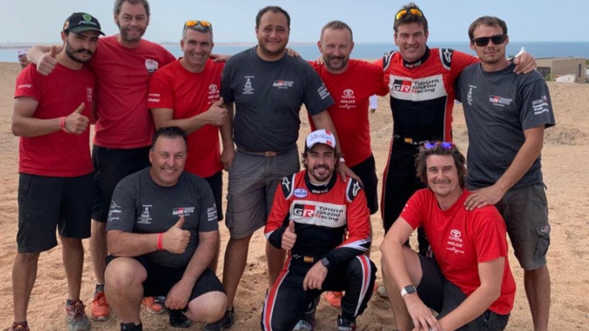 Fernando Alonso y Marc Coma posan con los miembros de su equipo al dfinal de la prueba