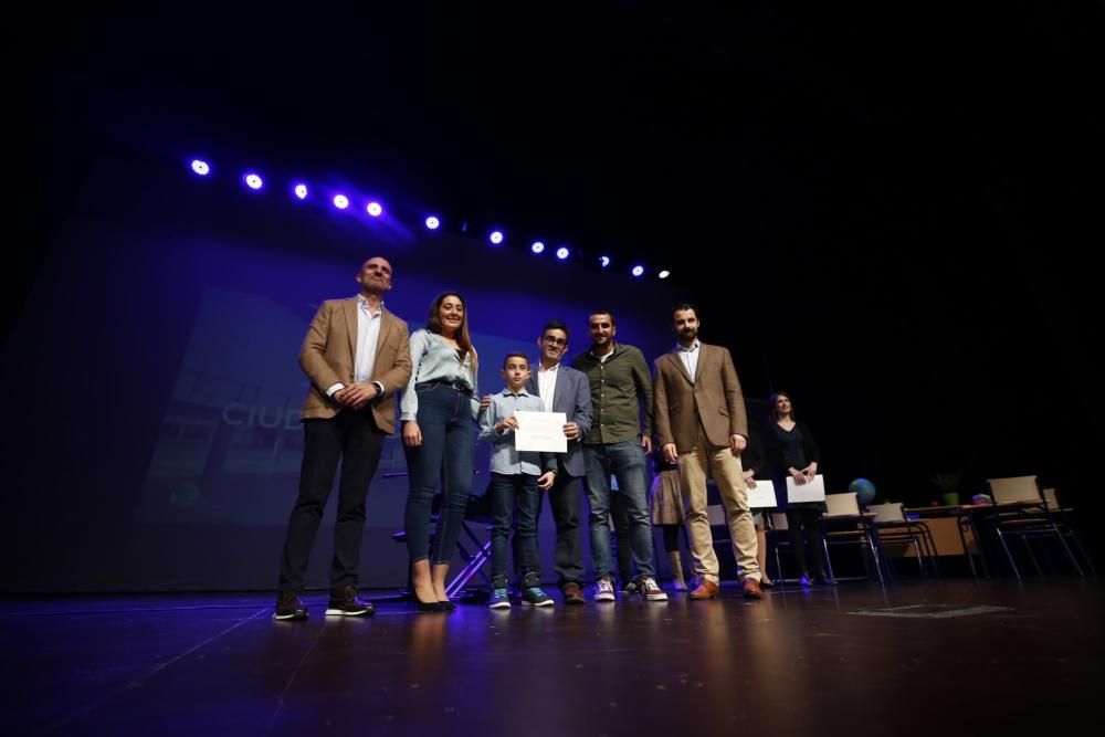 El Teatro Municipal acogió un emotivo Homenaje a los maestros y maestras jubilados de Torrevieja