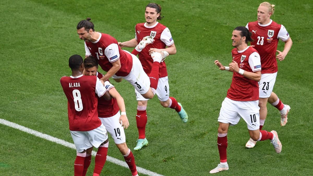 Los jugadores de Austria celebrando el gol de la clasificación