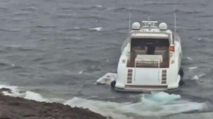 La corriente arrastra una lancha a las rocas