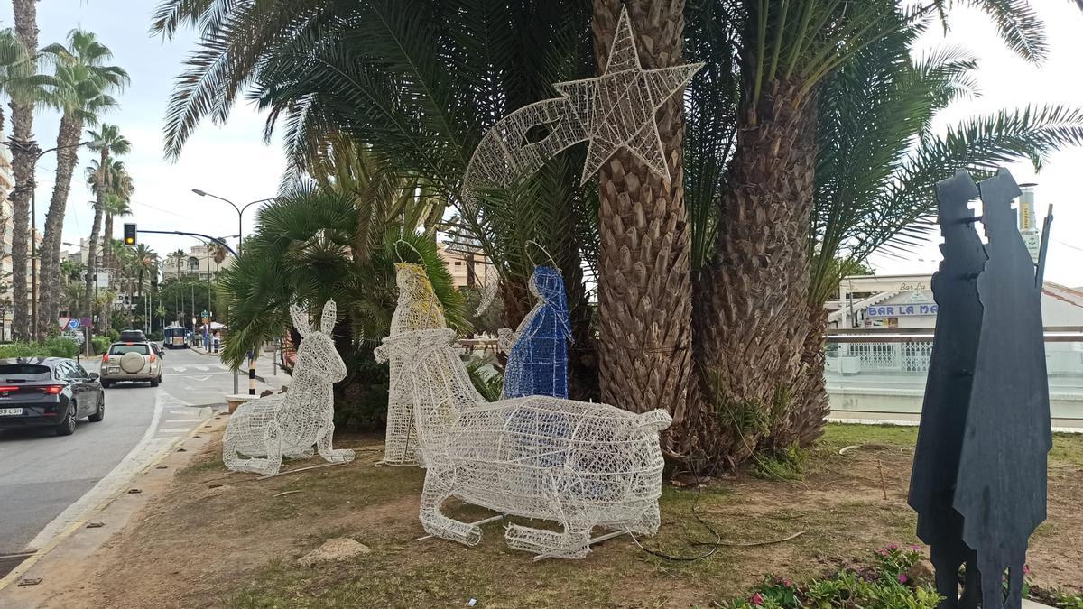 Belén de figuras led que se iluminará desde este sábado hasta el 6 de enero en el centro de Torrevieja junto al resto de los motivos y adornos navideños instalados por el Ayuntamiento. A la derecha la escultura de la Guardia Civil