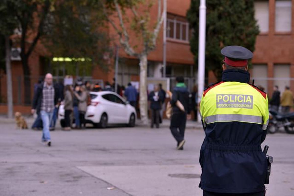 Mossos d’esquadra vigilant a distància el col·legi electoral Icària.