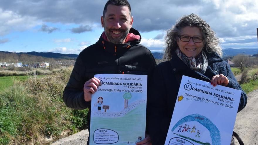 Aurora Fernández i Ivan Sánchez amb els cartells de la caminada