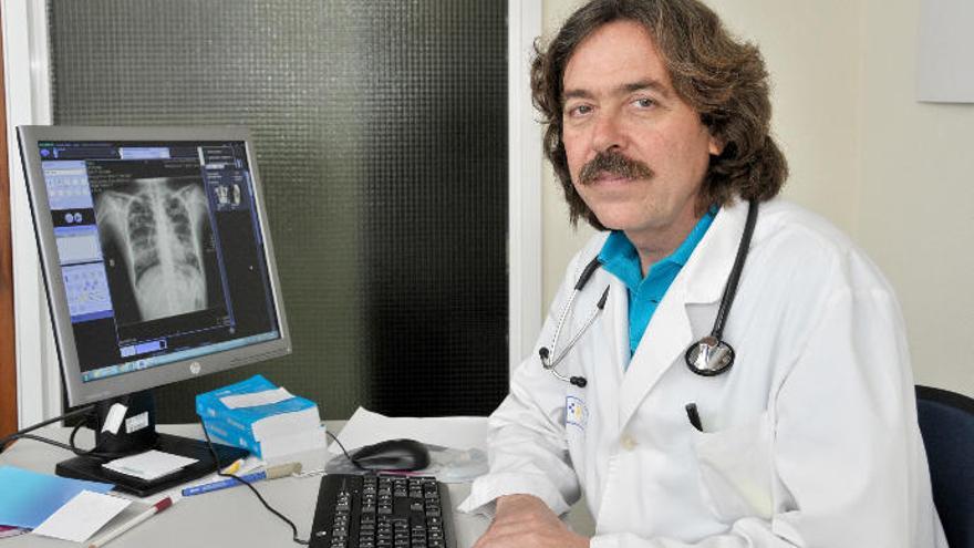 José Caminero, neumólogo del Hospital Doctor Negrín, en una imagen de archivo.