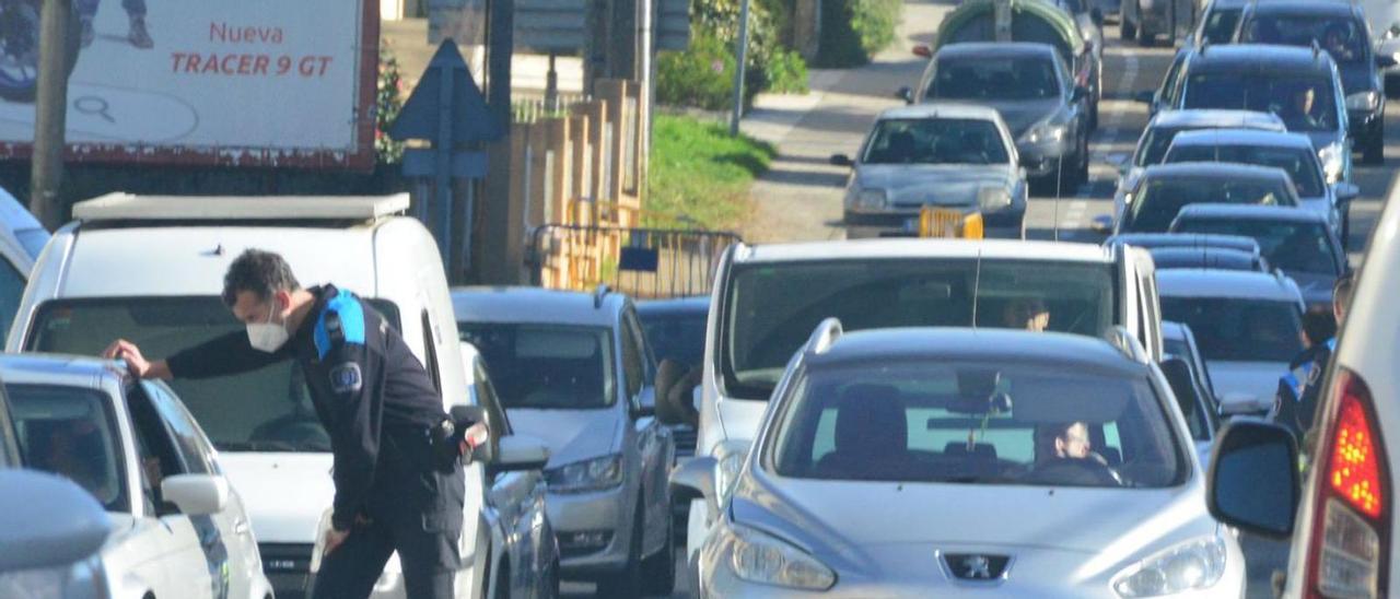 Control de la Policía Local, ayer, en el acceso al casco urbano de Cangas.