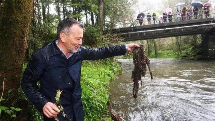 El PP de Santiago denuncia la contaminación de un río echando basura