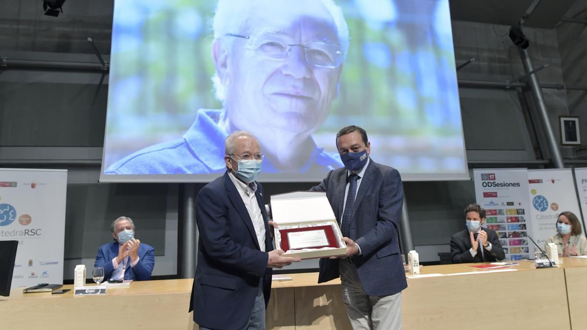 Tomás Zamora recibe el galardón de manos de José María Albarracín en la III #NocheRSC de la Universidad de Murcia