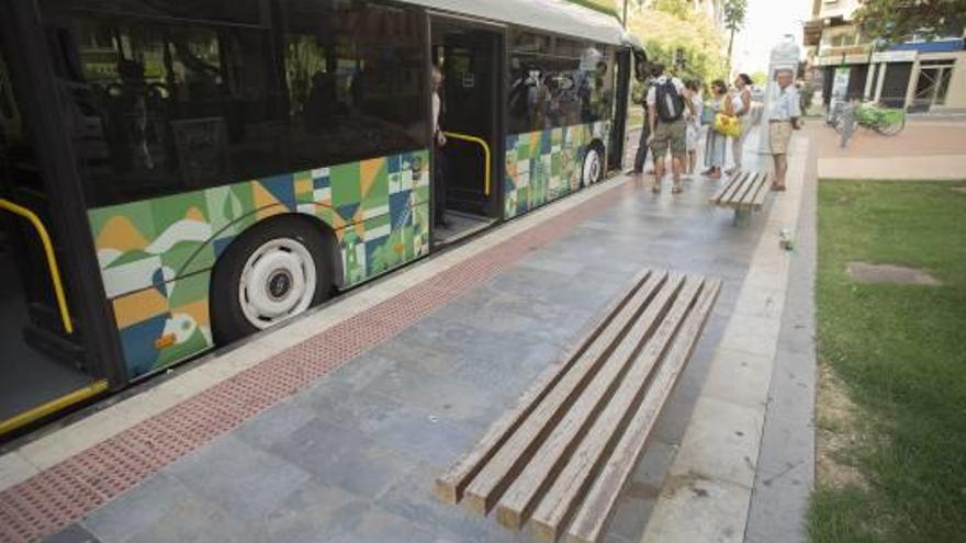 Parada del TRAM de Cardona Vives y que no cuenta con elementos de protección.