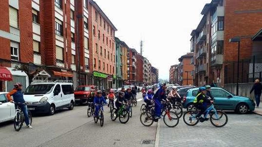 Alumnos de El Pilar, llegando al colegio en sus bicicletas.