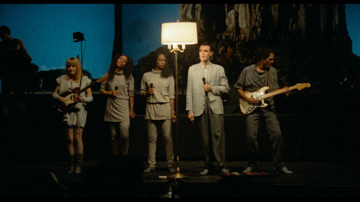 Tina Weymouth, Ednah Holt, Lynn Mabry, David Byrne y Alex Weir, en 'Stop making sense'