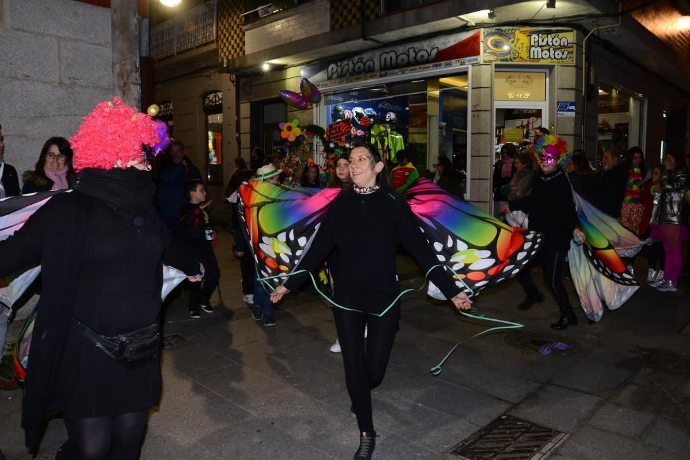 Participantes en el desfile del Momo en Cangas.