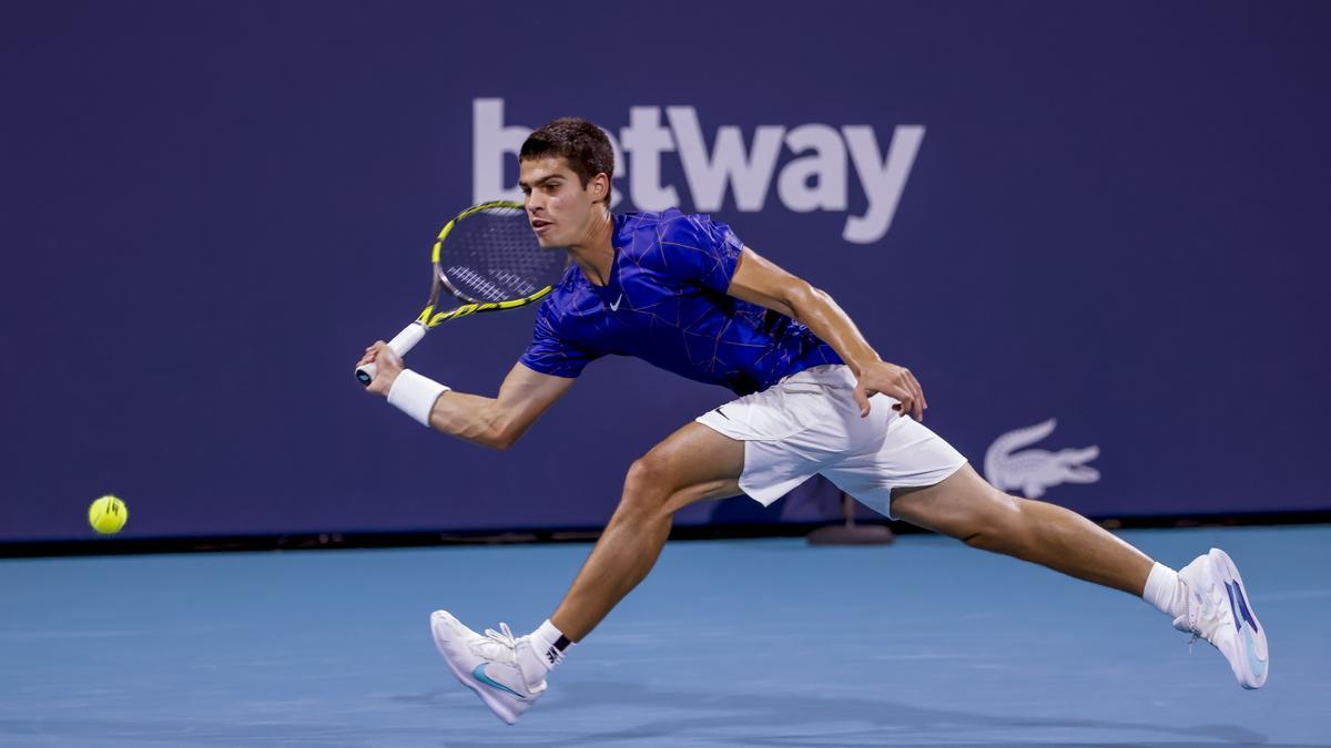 Carlos Alcaraz avanza a cuartos en Miami tras vencer a Stefanos Tsitsipas.