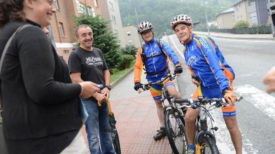 Dos miembros de la peña cicloturista &quot;Poco a Poco&quot;, en el carril-bici de Mieres.