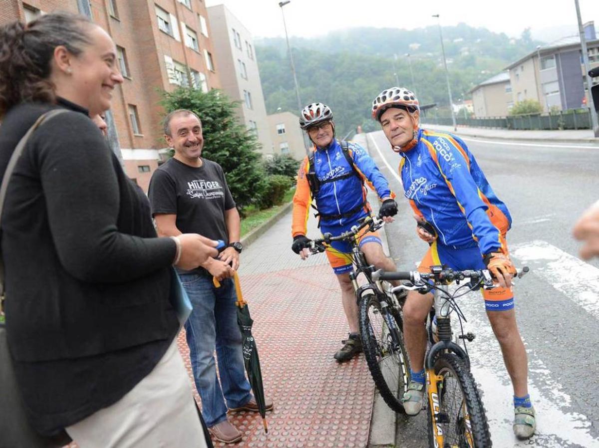 Dos miembros de la peña cicloturista "Poco a Poco", en el carril-bici de Mieres.