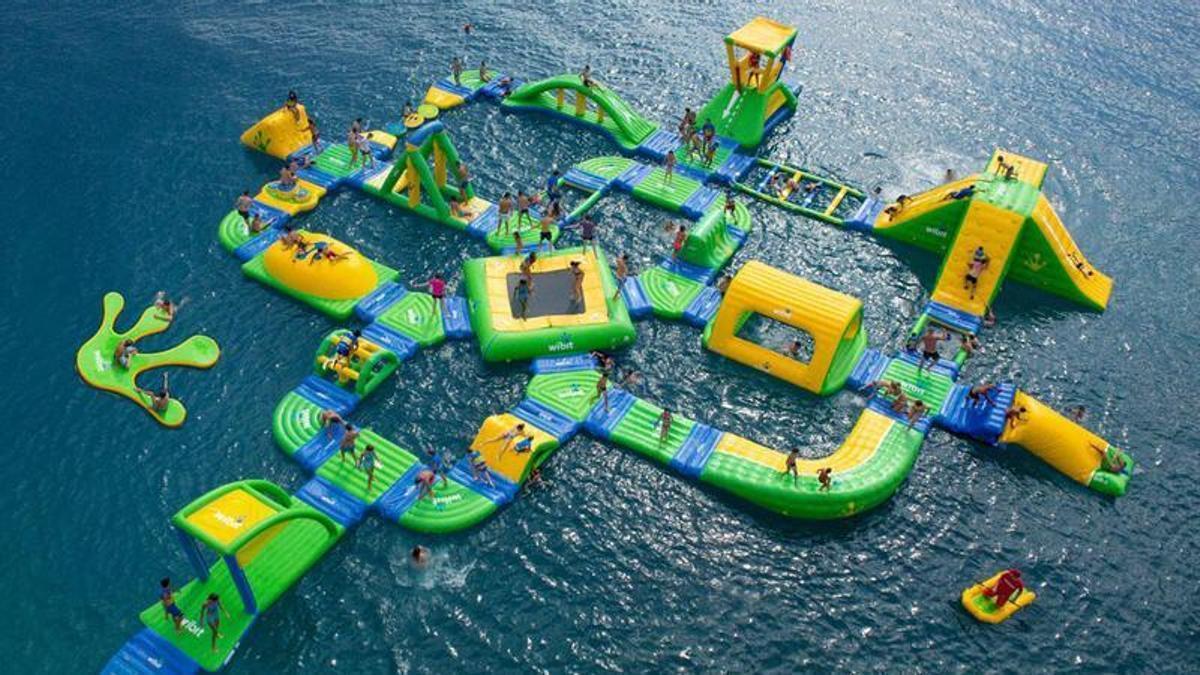 Costa Water Park, un parque acuático flotante de trampolines instalado en las playas más reconocidas de Benalmádena, Fuengirola y Marbella.