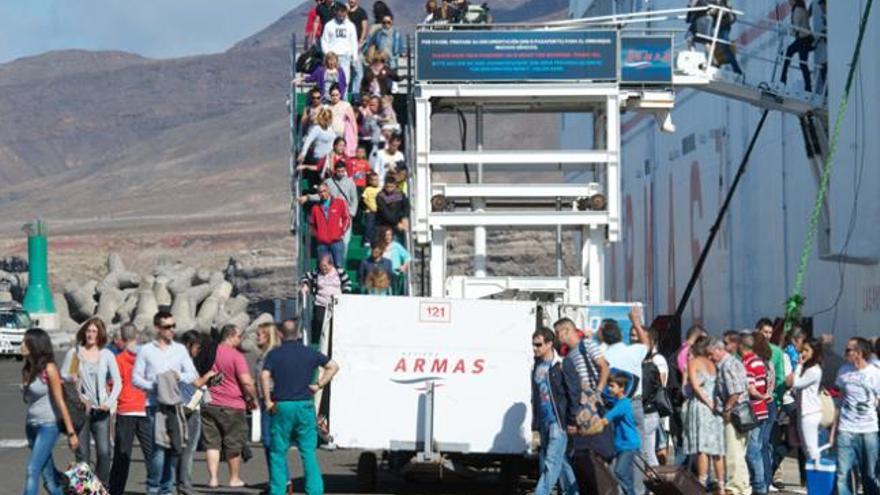 Pasajeros desembarcando de un buque de Armas, en Morro Jable. | carlos de saá