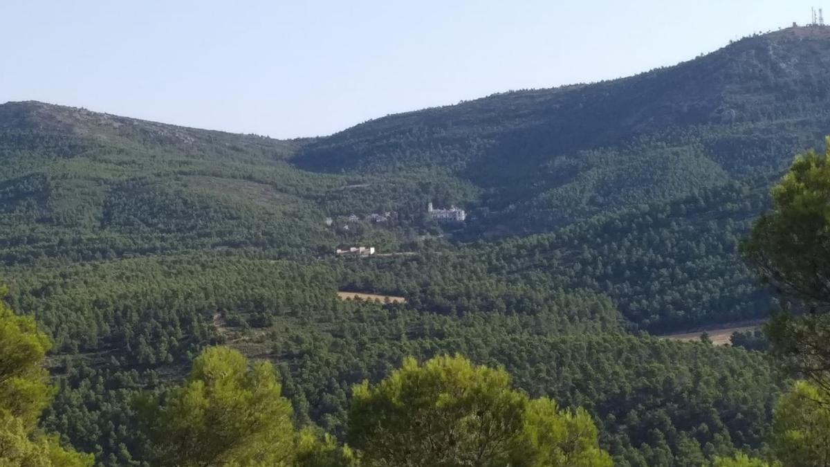 El Santuario de la Virgen del Remedio, en Utiel, en la sierra del Negrete