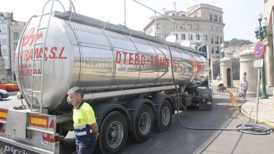 Un camión cisterna carga agua, ayer, en la Plaza de España. // Santos Álvarez