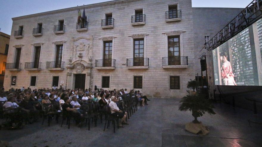 La plaza de Ramón Sijé se transforma en un palco del Teatro Real