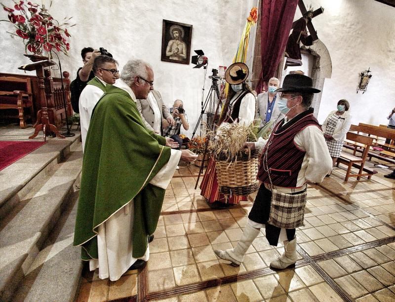 Ofrenda floral en honor a San Benito en el día que se hubiera celebrado la romería. Los balcones estarán engalanados. 12/07/20  | 12/07/2020 | Fotógrafo: María Pisaca Gámez