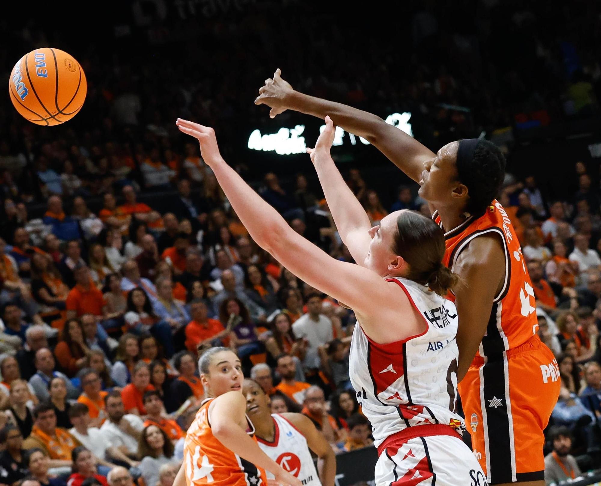 En imágenes | Primer partido de la final entre Valencia Basket y Casademont Zaragoza