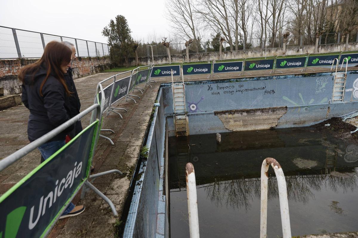 La visita de los técnicos a la piscina de la Laboral, en imágenes