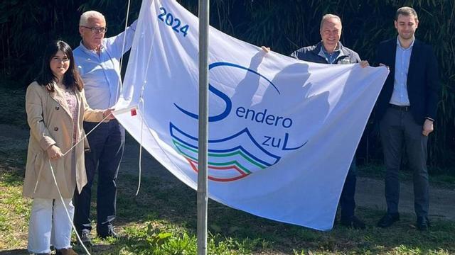 Reguera, junto a los ediles ponteareanos, iza la bandera.   | // D.P.
