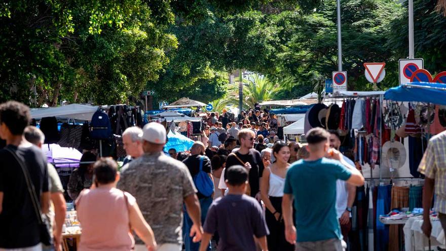 La Maratón Internacional afecta al tráfico y obliga a suspender el Rastro de Santa Cruz