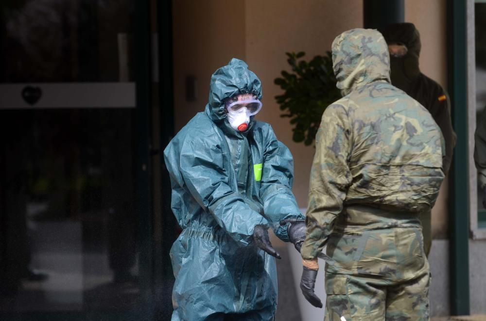 Los efectivos de la Brilat, acompañados por los trabajadores del geriátrico, al acabar los trabajos de limpieza. // Noé Parga