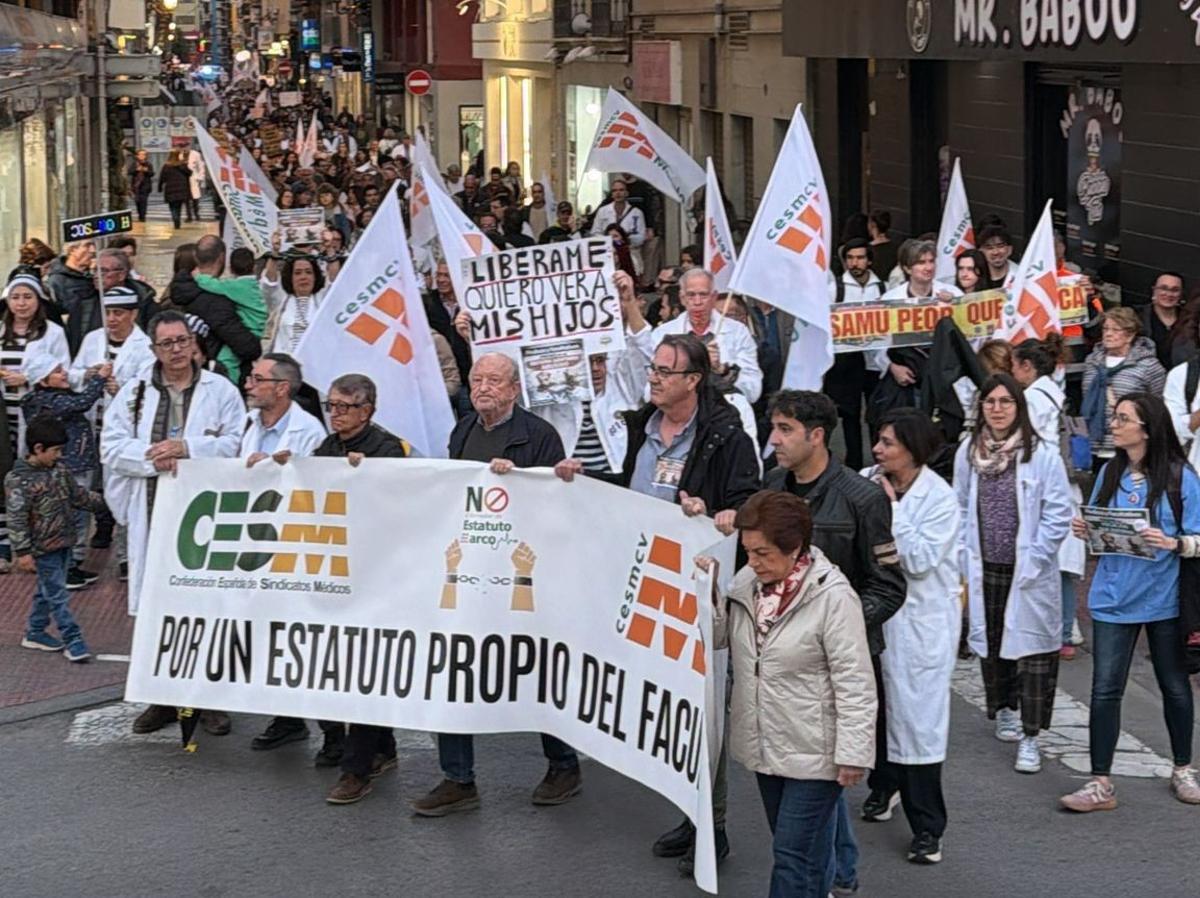 Protesta de médicos en Alicante este martes por la huelga de mínimos.