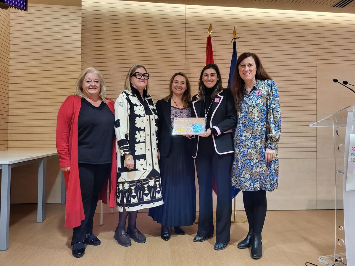 La alcaldesa, Araceli de Moya, y por parte del IES Laura Roig, Begonya Falcó y Mari Ángel Pitarque recogieron el premio.