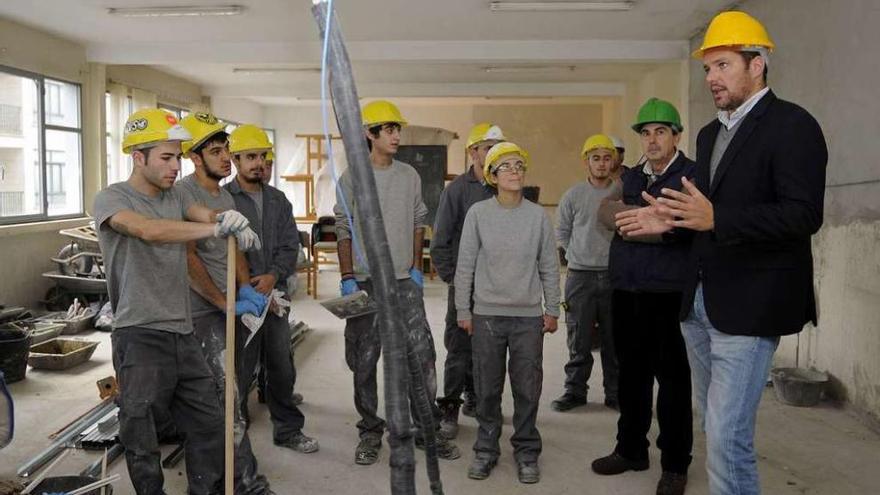 El alcalde José López, ayer, visitando las obras de creación de la Casa da Música. // Bernabé / Javier Lalín