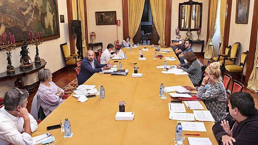 Reunión, ayer, del edil de Facenda con agentes sindicales.